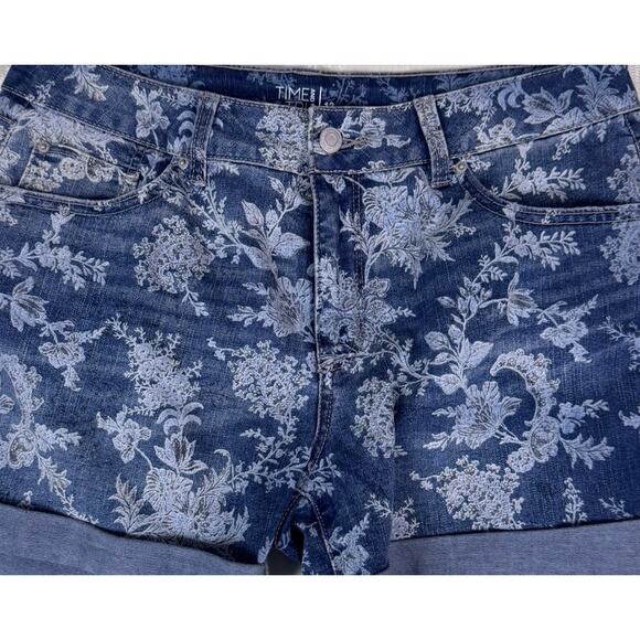 Time and Tru Mid Rise Size 12 Blue Floral Denim Cuffed Shorts - Picture 2 of 9